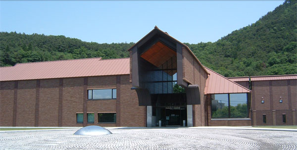 El Fukushima Prefectural Muesum Of Art se sitúa al lado del monte Shinobu