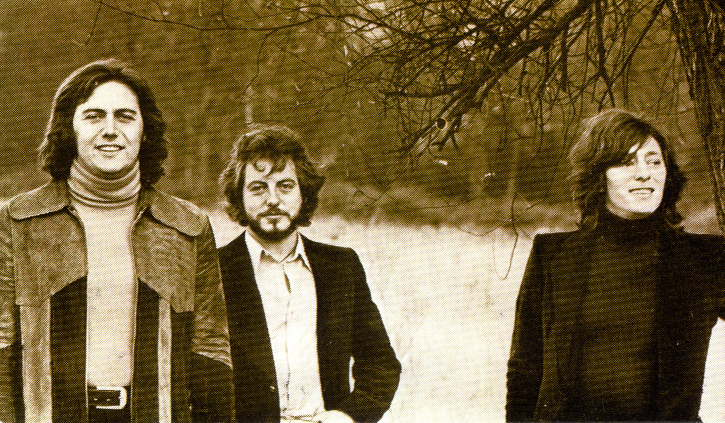 A principios de los sesenta tocaba la guitarra en la banda Crash (en el centro), que hacía versiones de grupos como The Beatles